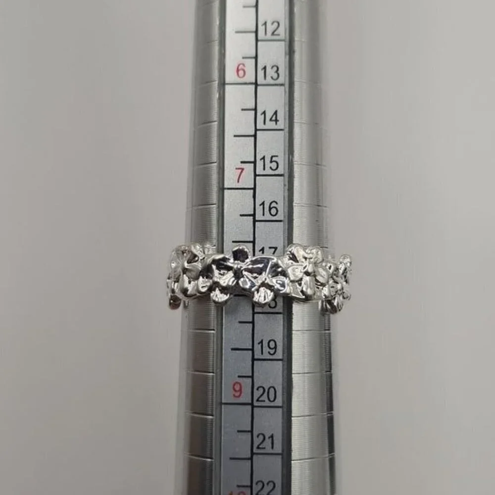 Simple Silver‎ Flower Ring Size 8 (NWOT)
